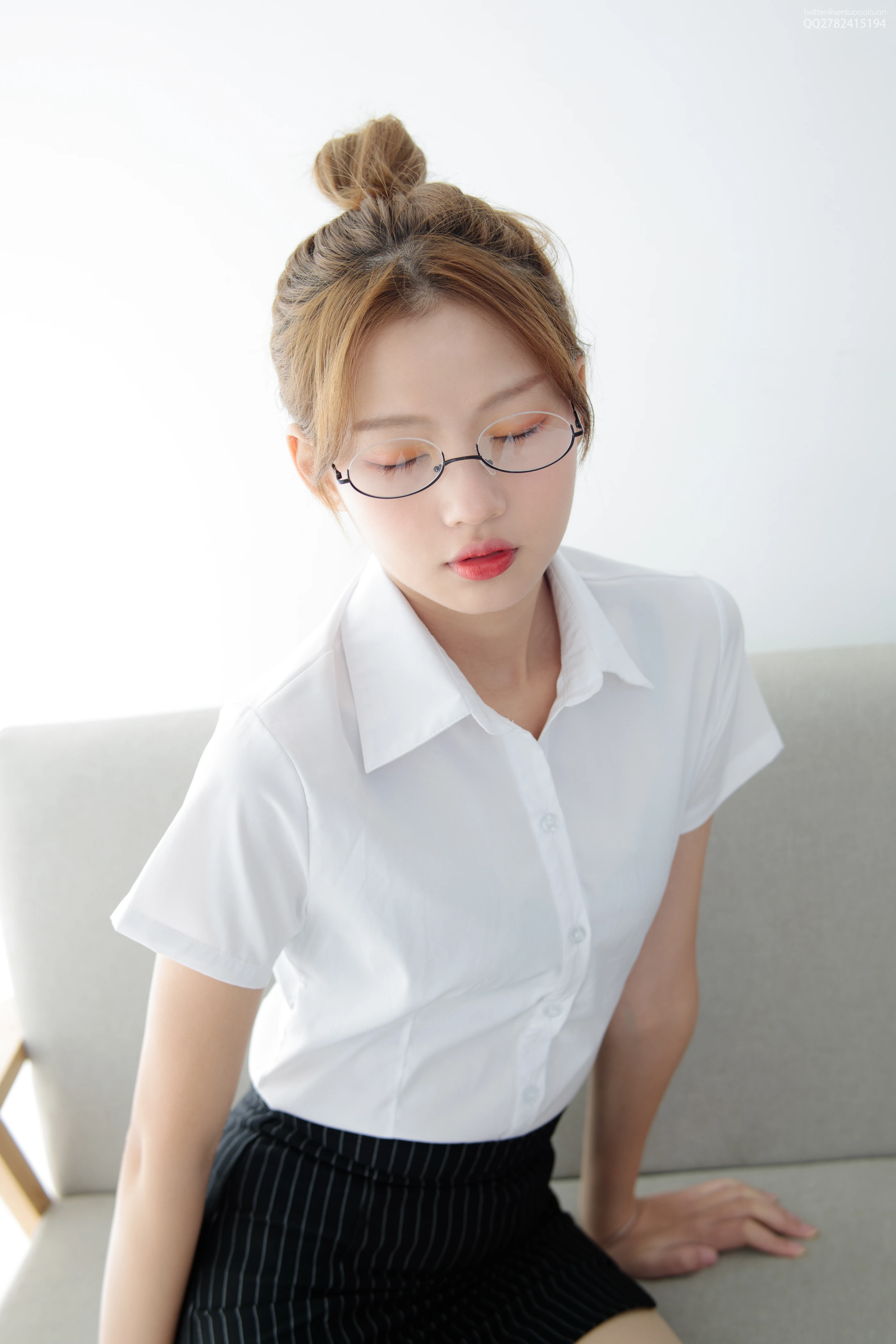 森萝财团 JKFUN-037《OL一定要搭配眼镜》50D肉丝 [63P 1V]插图